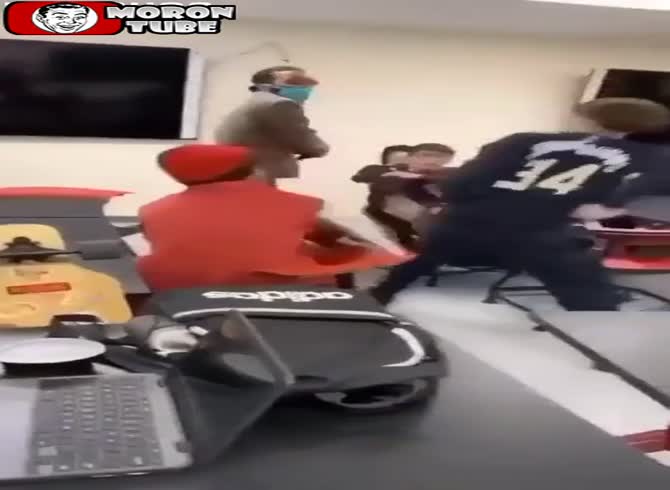 Video :After defending himself against a pupil, the teacher is sacked